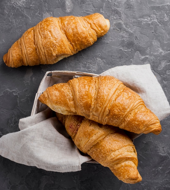 段ボール箱と布でフランスのクロワッサン