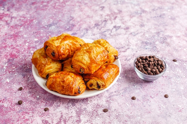 Foto gratuita croissant francesi al cioccolato.