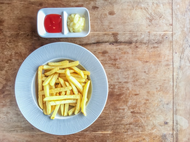 Foto gratuita patatine fritte e salsa