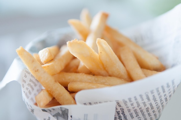 Foto gratuita patatine fritte impilate in un cono di carta