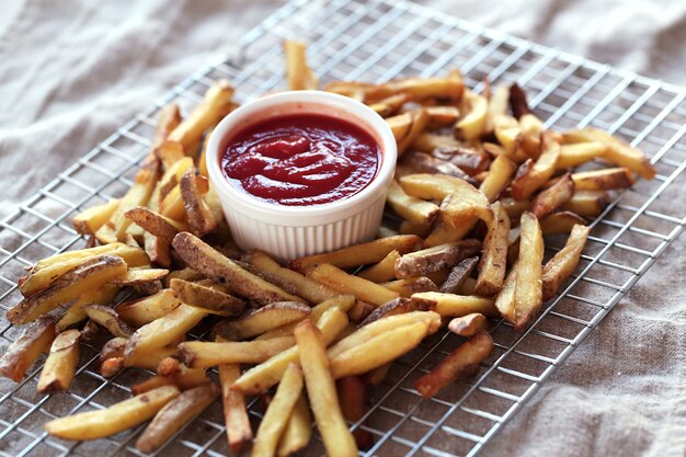 Foto gratuita patate fritte con salsa ketchup