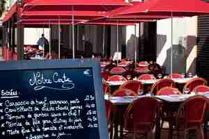 Foto gratuita menu ristorante francese a bordo strada