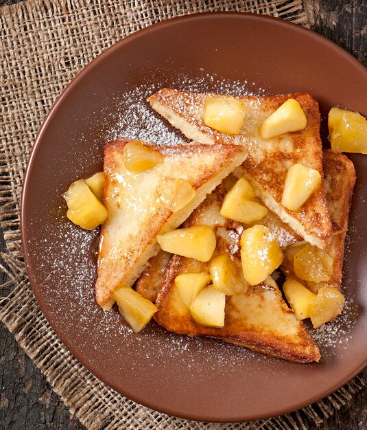 Французский тост с карамелизированными яблоками на завтрак