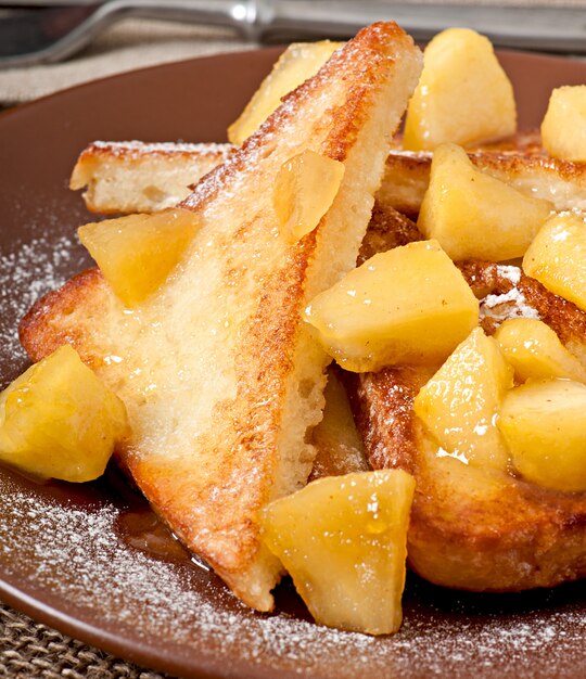 Французский тост с карамелизированными яблоками на завтрак