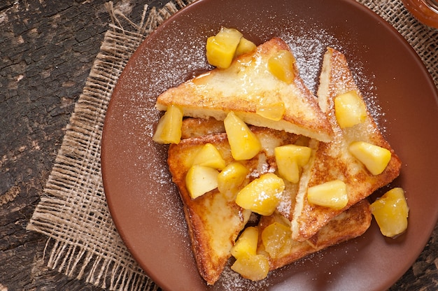 Foto gratuita toast alla francese con mele caramellate a colazione