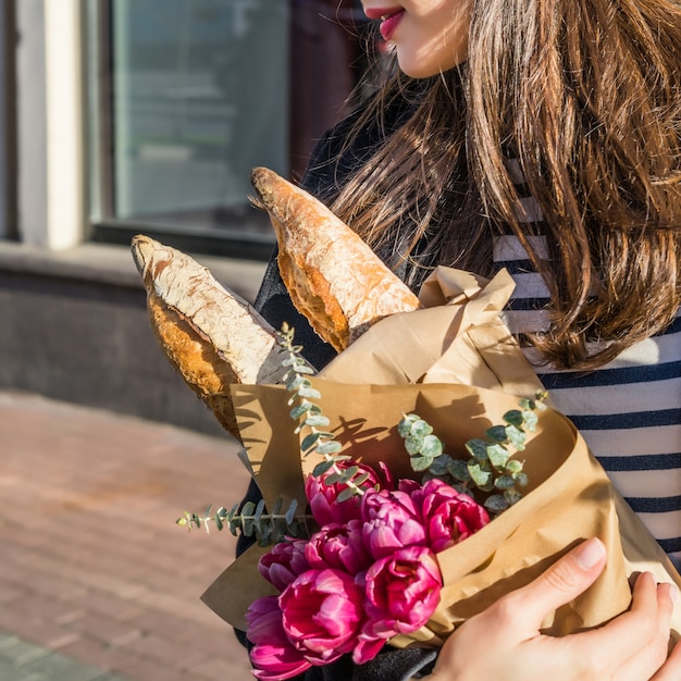 ベレットの通りにバゲットを持つフランス人女性