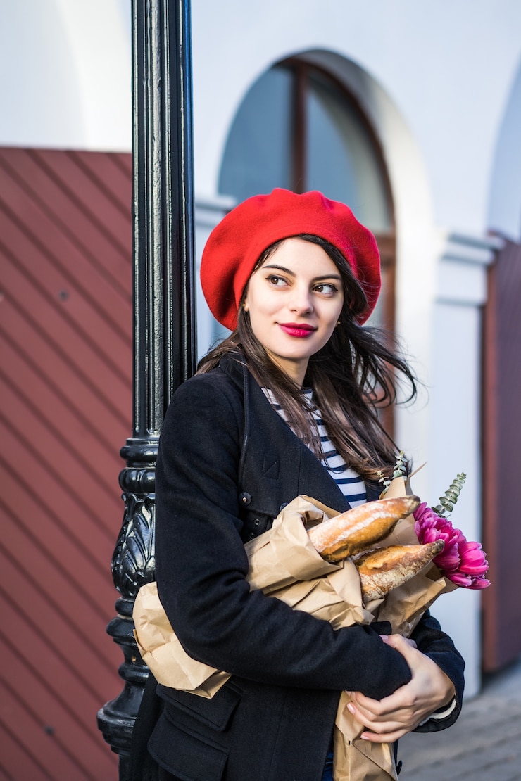 ベレットの通りにバゲットを持つフランス人女性