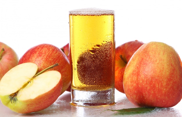 Бесплатное фото Свежий и холодный яблочный сок
