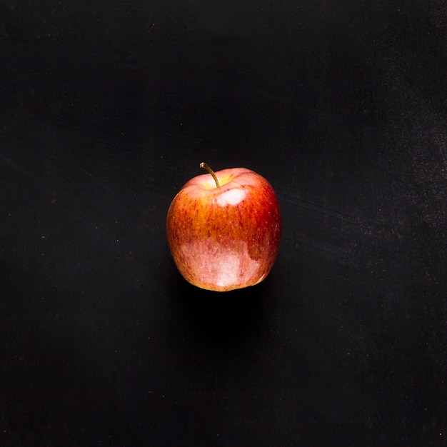 黒い机の上の新鮮なリンゴ