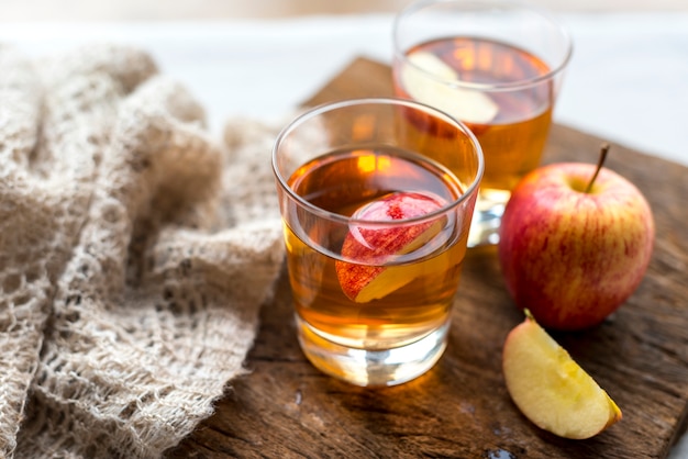 Foto gratuita colpo alto vicino di succo di mela fresco