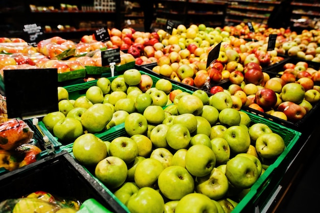 Свежие яблоки в коробках в супермаркете