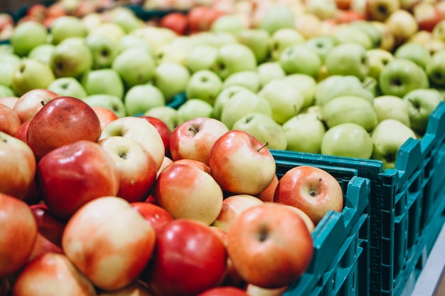 Free photo fresh apples at the supermarket