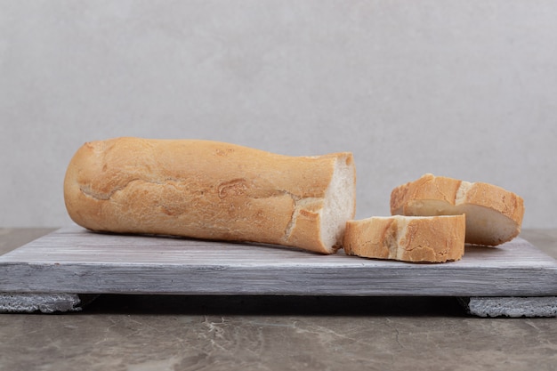 Foto gratuita fette di baguette fresche sulla tavola di legno. foto di alta qualità