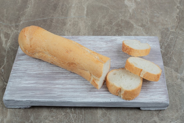 Fette di baguette fresche sulla tavola di legno. foto di alta qualità