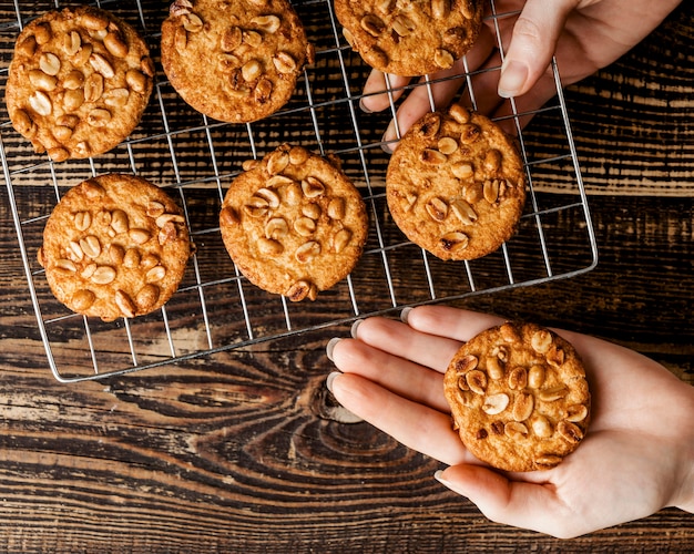 Foto gratuita biscotti appena sfornati con noci