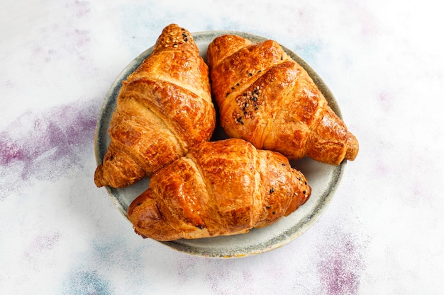 Foto gratuita croissant al forno freschi.