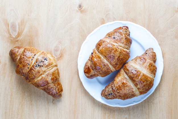 Free photo fresh baked croissants.