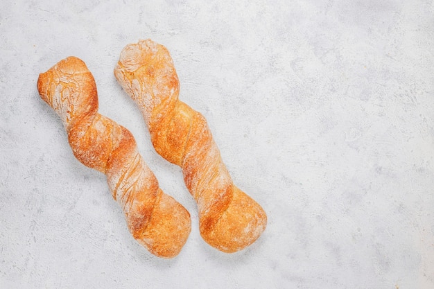 Foto gratuita pane artigianale fatto in casa appena sfornato.