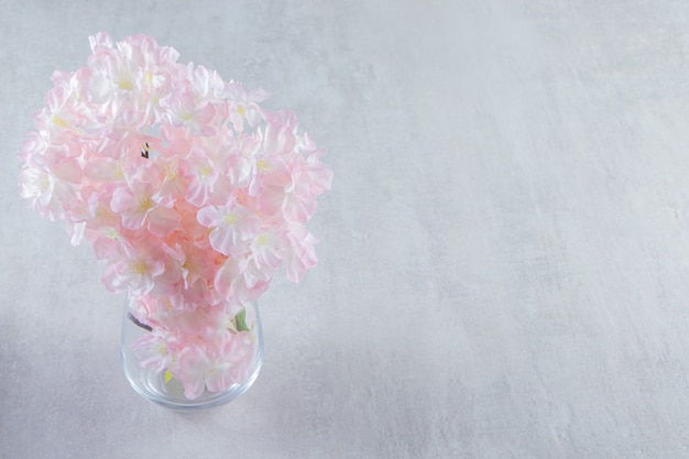 白いテーブルの上に、水差しの新鮮な美しい香りの花。