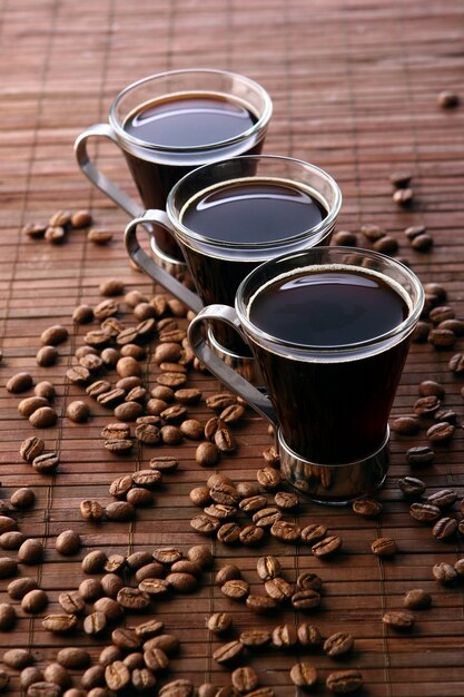 신선하고 검은 맛있는 커피 컵