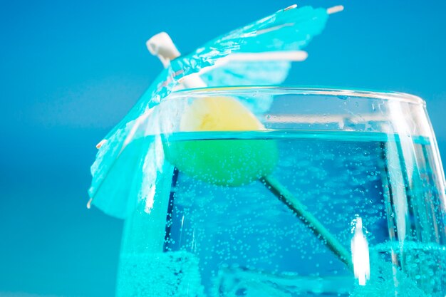 올리브 거품과 얼음 조각으로 신선한 파란색 음료
