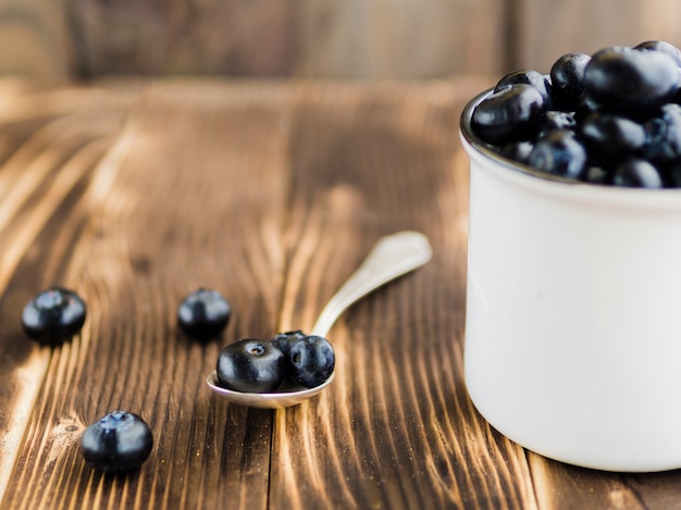 Free photo fresh blueberry on wooden surface