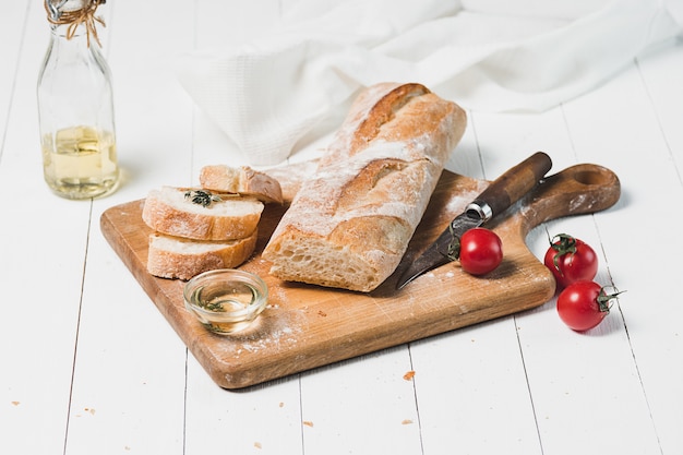 Free photo fresh bread on table close-up