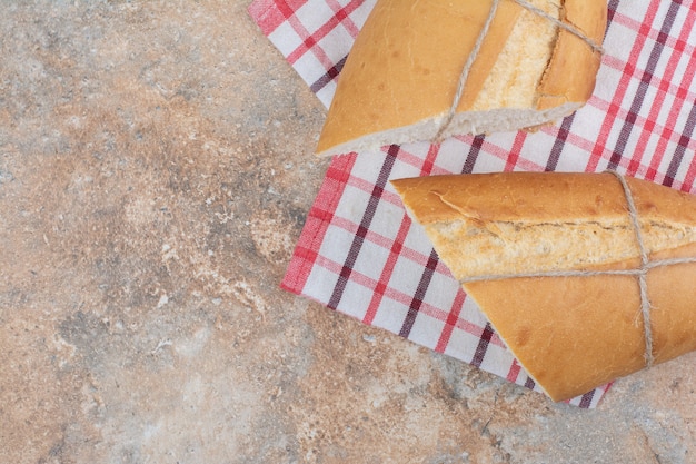 Свежий хлеб со скатертью на мраморном фоне
