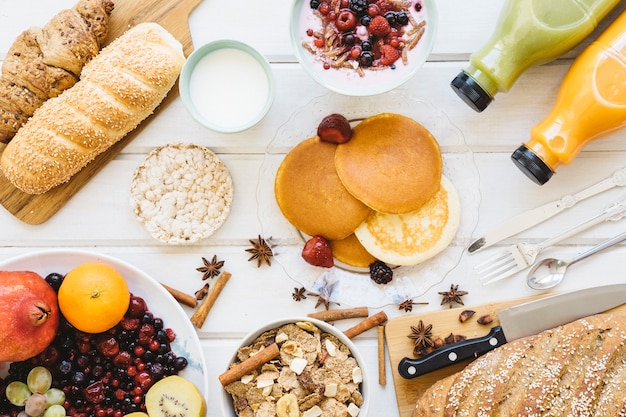 Foto gratuita la composizione della colazione fresca