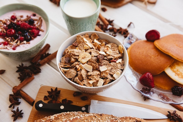 Foto gratuita decorazione fresca della prima colazione