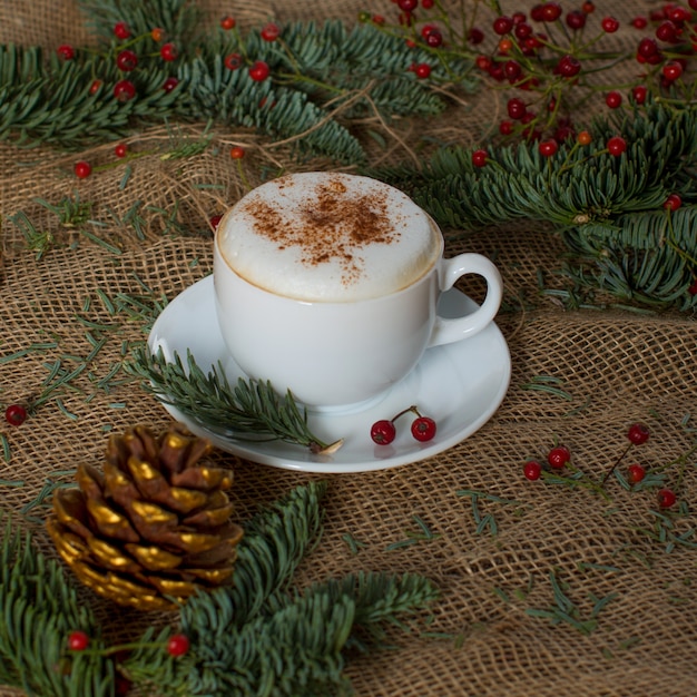 Cappuccino fresco nella tazza sul tavolo