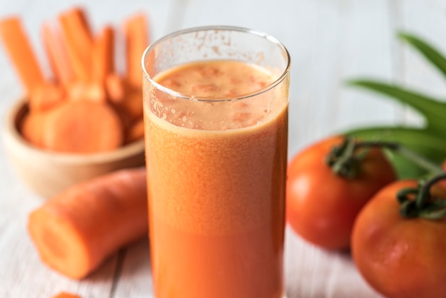 Foto gratuita colpo a macroistruzione di juic della carota fresca