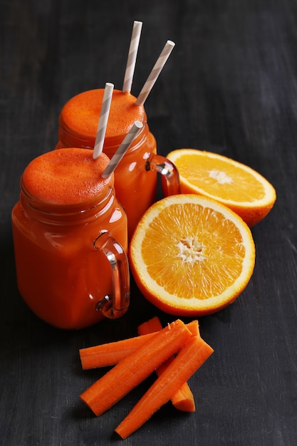 Foto gratuita succo di carota fresco