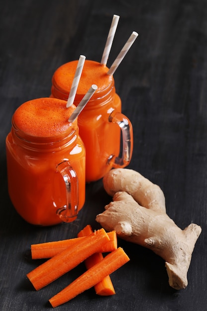 Foto gratuita succo di carota fresco