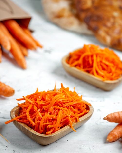 Бесплатное фото Салат из свежей моркови на столе