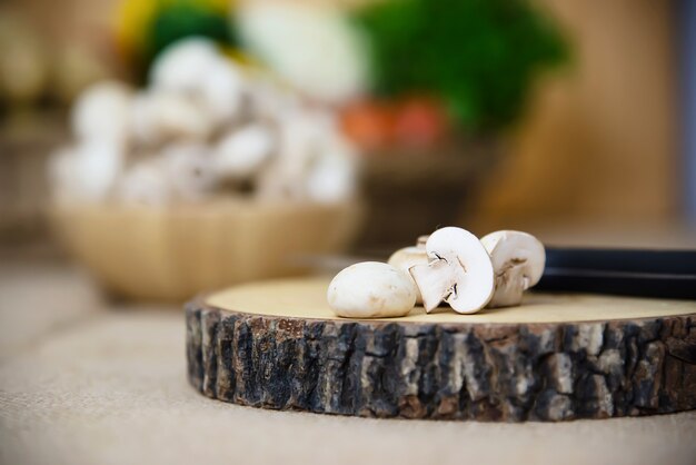 Свежий шампиньон грибной овощной на кухне