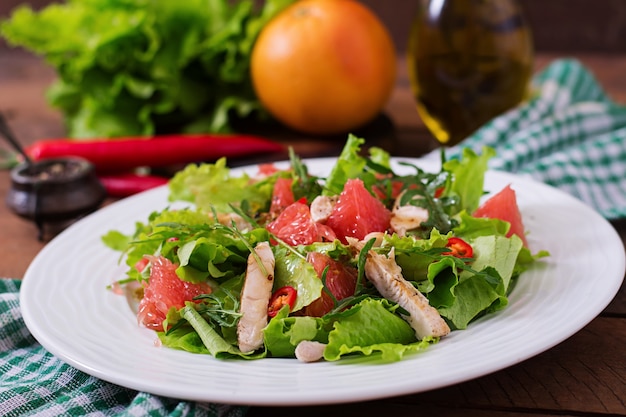 Condimento per insalata di pollo fresca, pompelmo, lattuga e senape di miele. menu dietetico. nutrizione appropriata.