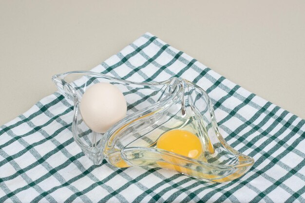 ガラス板に卵黄と新鮮な鶏の白い卵。