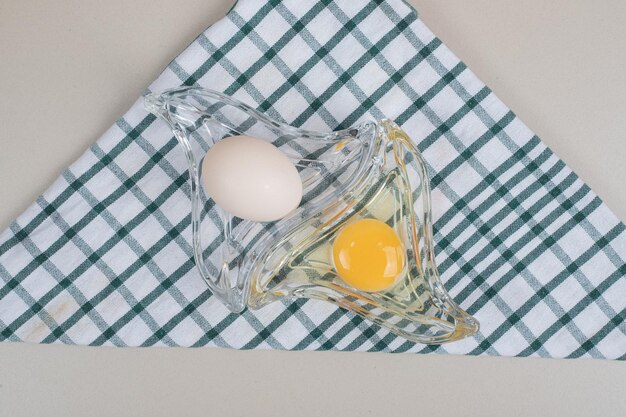 유리 접시에 노른자와 신선한 닭고기 흰 계란.