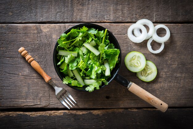 Свежий салат из кинзы, кориандр с салатом из огурцов. Концепция здоровой пищи.