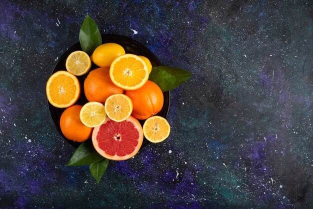 新鮮な柑橘系の果物。広角写真。