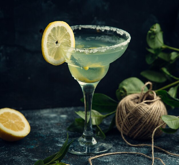 Свежий коктейль с лимоном