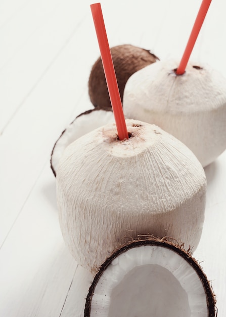 Foto gratuita noci di cocco fresche e cocktail di cocco