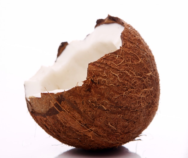 Бесплатное фото Свежие кокосы на белой поверхности