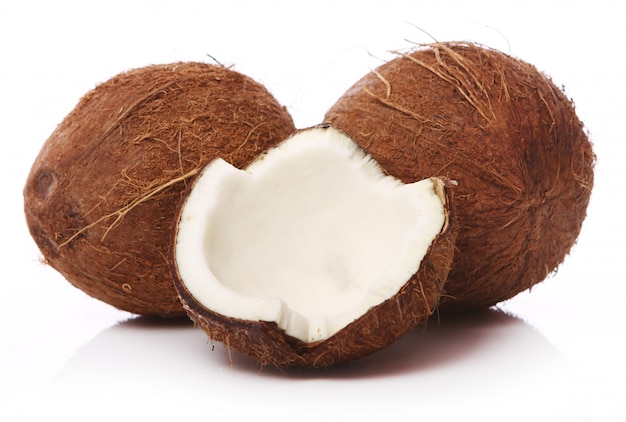 Бесплатное фото Свежие кокосы на белой поверхности