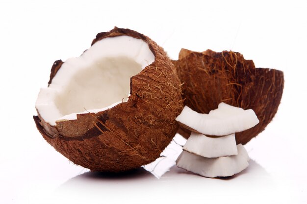 Свежие кокосы на белой поверхности