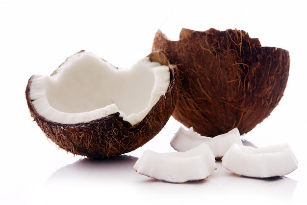 白い表面に新鮮なココナッツ