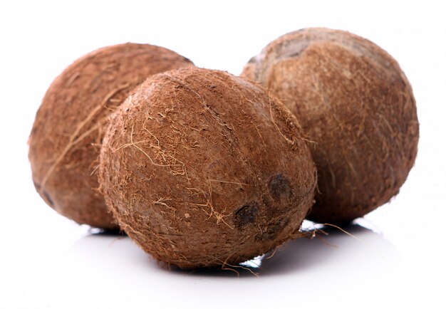 흰색 표면에 신선한 코코넛