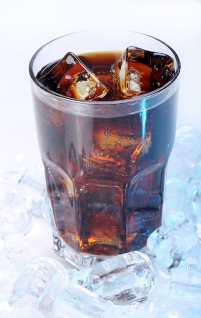 Free photo fresh cola drink in glass