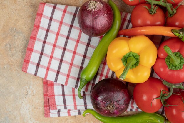 テーブルクロスに新鮮な色とりどりの野菜。